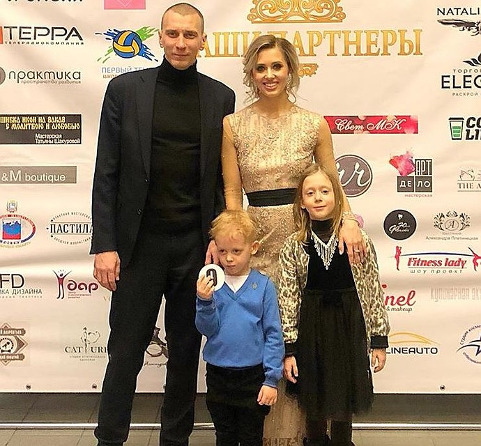 Анна счастлива с мужем и обожает своих детей