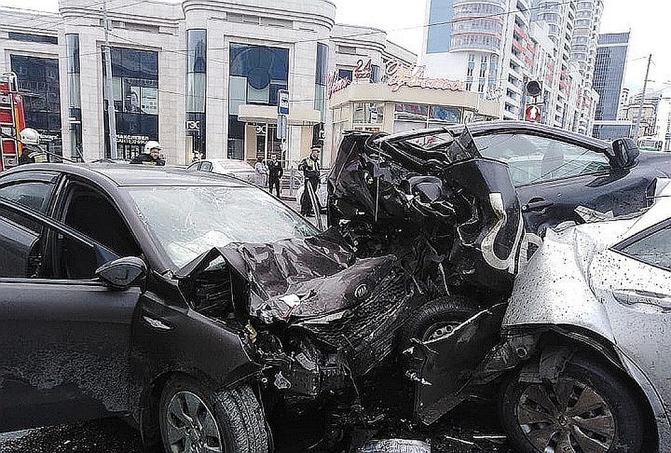Авария на Малышева произошла утром 4 августа. Фото: пресс-служба ГУ МЧС по Свердловской области