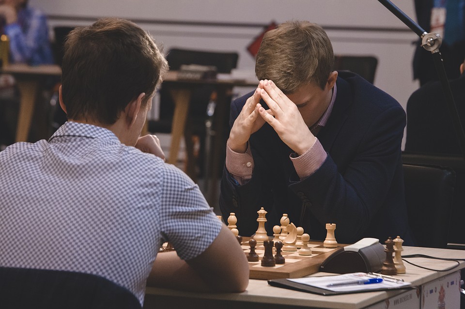 Ходы Чемпоина Европы 2019 года Артемьева заставляют задуматься его соперника Кирилла Алексеенко Фото: Сергей ГРАЧЕВ