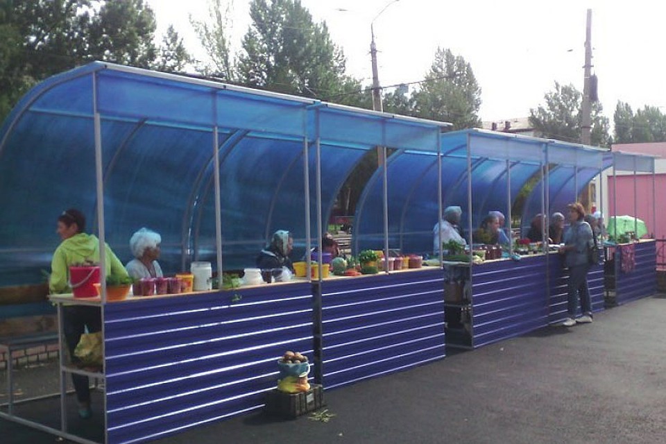 Торговые лотки. Фото: пресс-службы администрации Барнаула