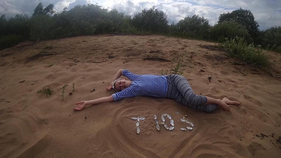 Благодаря артистам Инне Волковой и Сергею Грищенко ТЮЗ добрался и до берега реки Медведица в Рамешковском районе. Фото: из архива ТЮЗа