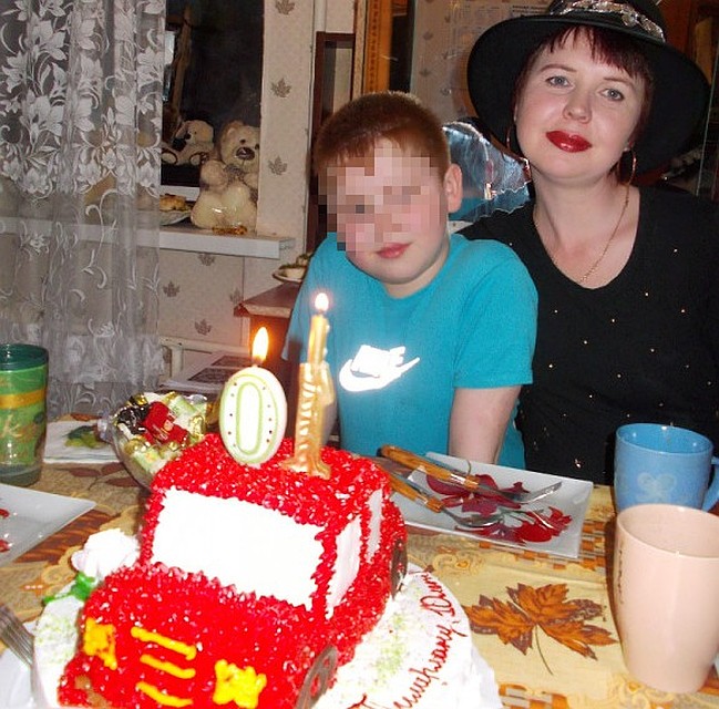 Соседские мальчишки даже немного завидовали Тимуру, так мама его баловала