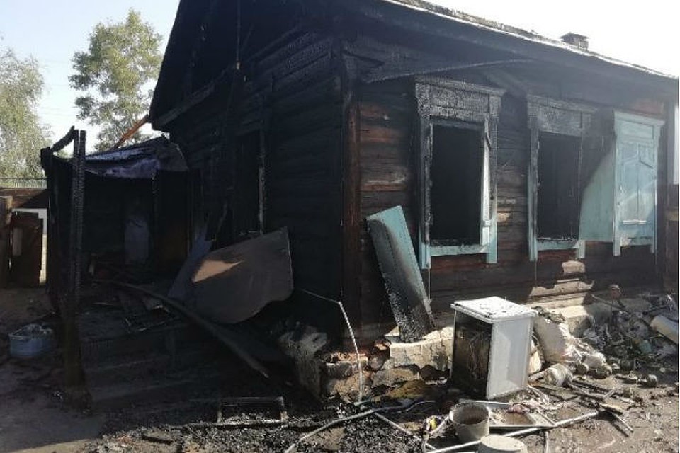 Пожар в дома, предположительно, случился из-за короткого замыкания электропроводки. Фото: страница Управления Росгвардии по Республике Бурятия в соцсетях.