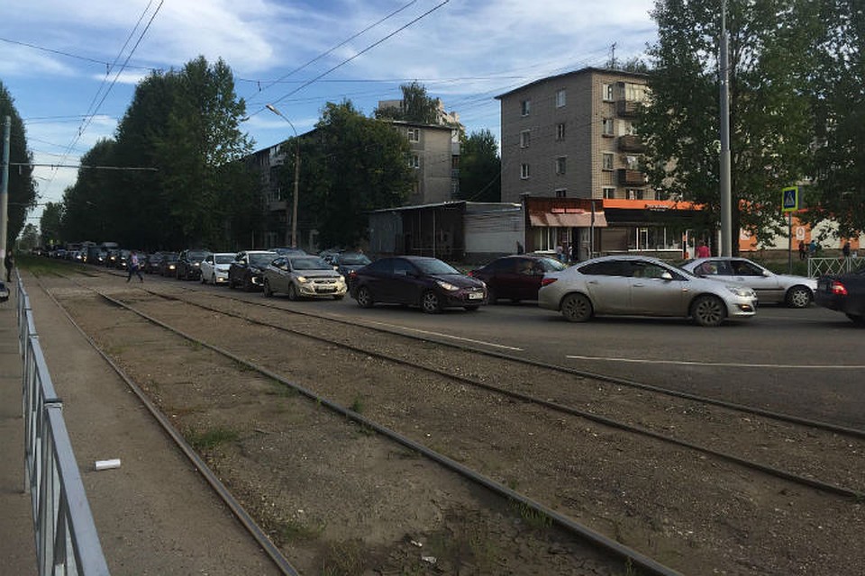 Выбор, перед которым поставлены ярославцы, тяжелый - или стоять в пробке, или ехать в переполненном трамвае. Фото: Елена Васильева.