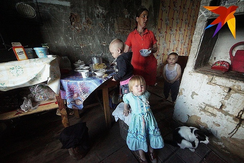 Светлана и восемь детей остались без крыши над головой в мае.
