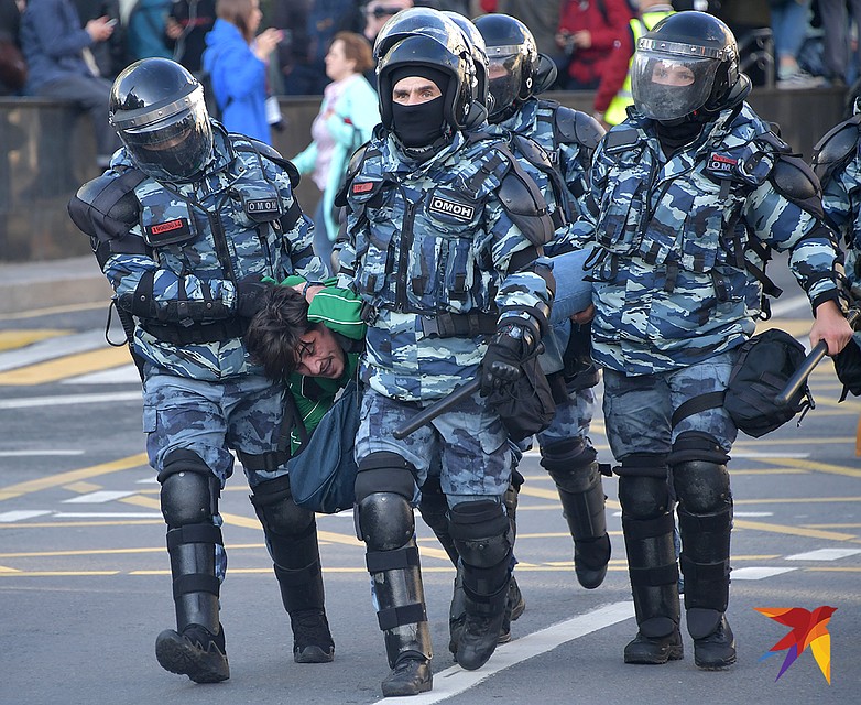 Задержания после санкционированного митинга на Проспекте Сахарова. Фото: Владимир ВЕЛЕНГУРИН