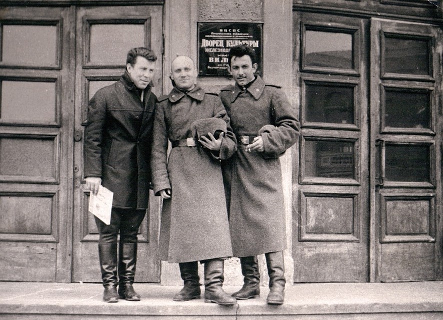 За спиной Мулявина (в центре) и его сослуживцев - двери гомельского ДК, которые в 1970-м снесут поклонники на первом концерте ансамбля. Фото: Личный архив Марины Мулявиной
