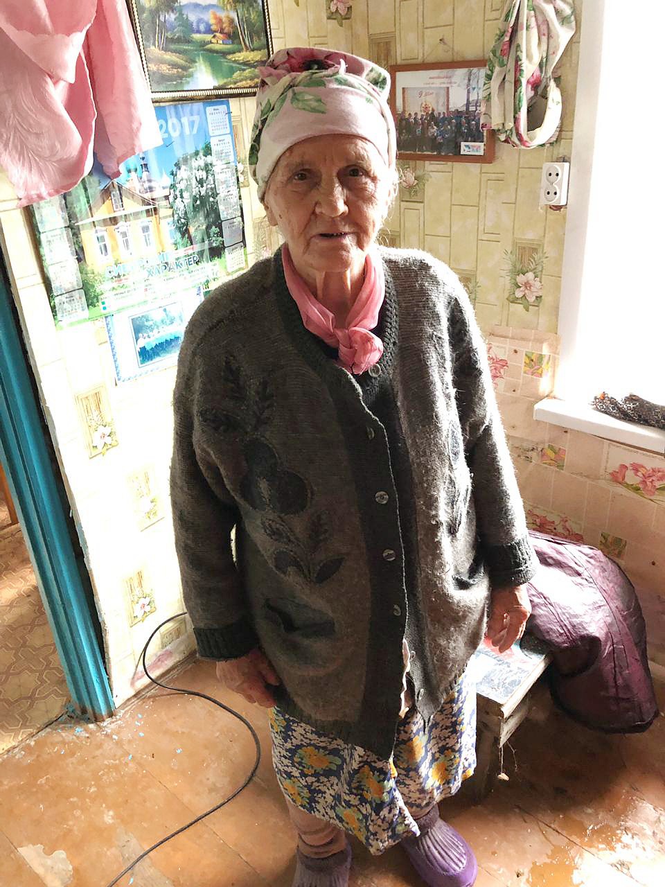 Волонтеры помогали Анне Гавриловне - ее дом затопило до самого потолка Фото: предоставлено фондом "Сила"
