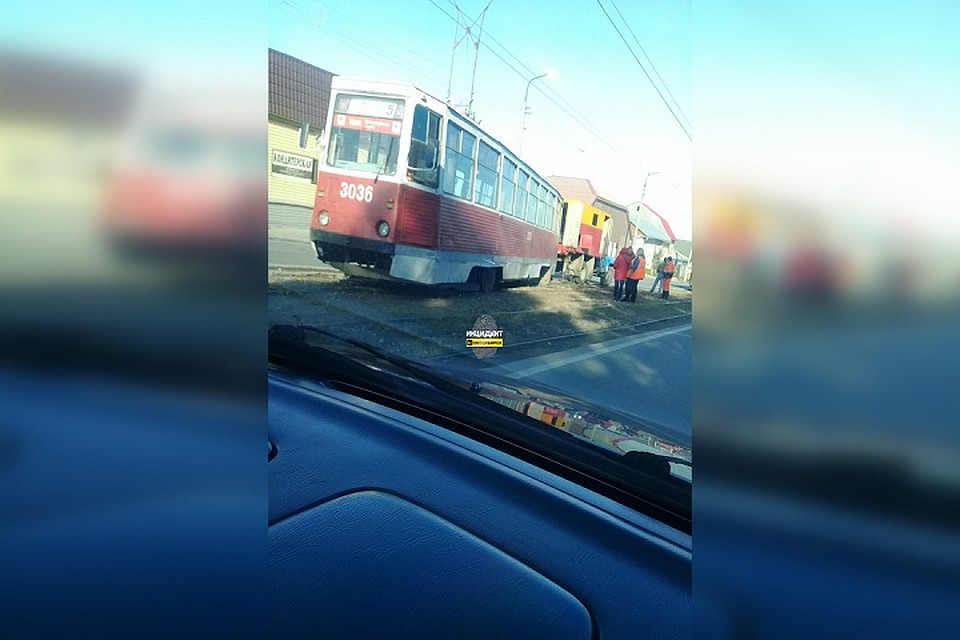 Коммунальщикам быстро удалось вернуть транспорт в строй. Фото: "Инцидент Новосибирск"