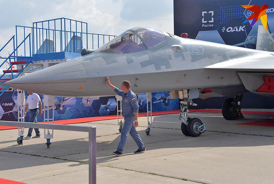 Истребитель Су-57 - одна из главных сенсаций салона Фото: Владимир ВЕЛЕНГУРИН