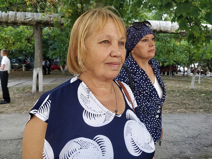 Татьяна Кокинос идет за тортом в честь Дня знаний Фото: Надежда ДАЦЮК