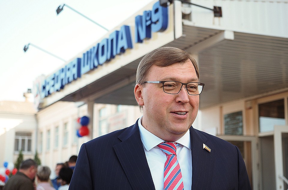 В 2020-м в учебном заведении проведут полноценный капремонт, сообщил Александр Ищенко. Фото: Анатолий Карбинов/пресс-служба ЗС РО.