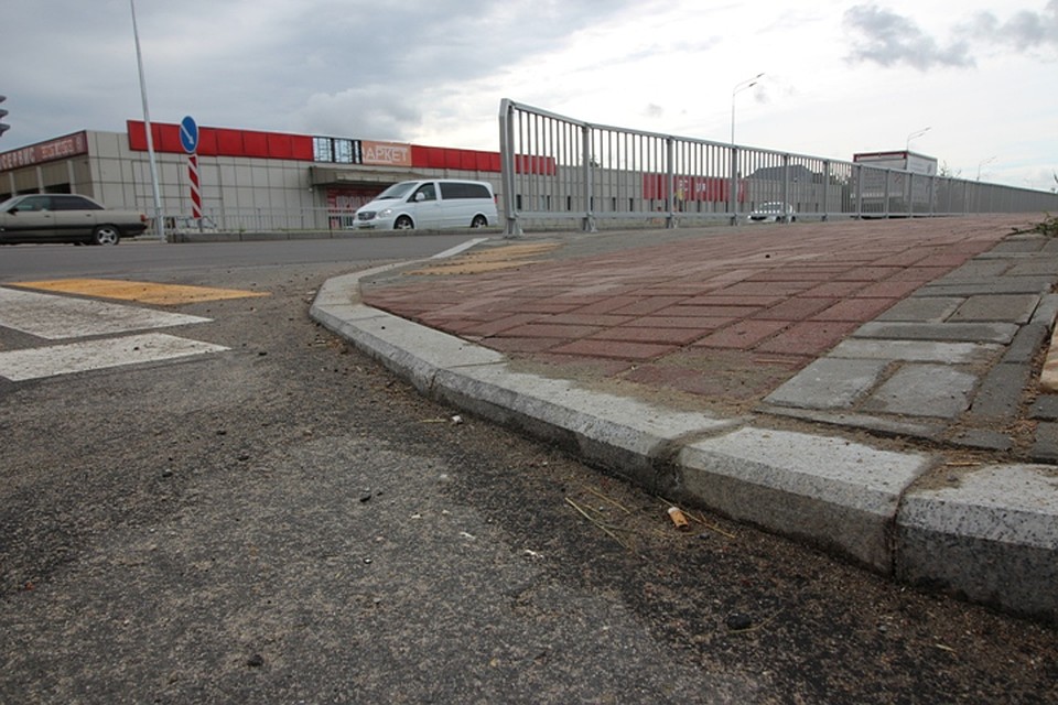 Высота бордюра расстроит любителей электросамокатов и роликов. Фото: Иван МАРКОВ