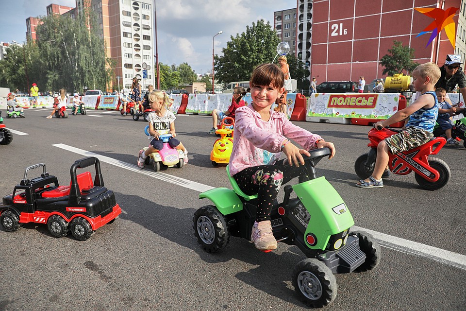 На детском автодроме можно было почувствовать себя настоящим гонщиком. Фото: Павел МАРТИНЧИК