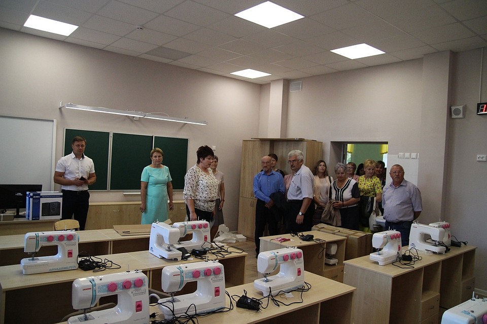 Школьники Дно будут учиться шить на новых швейных машинках. ФОТО: администрация Дновского района.