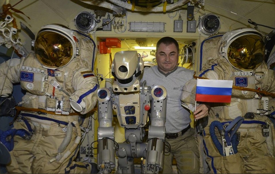 Федя и Леша на МКС. Скафандры по бокам пустые.