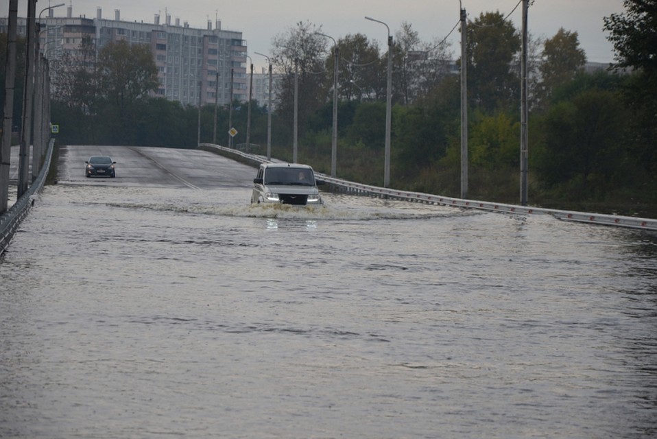 На дорогах наблюдаются скопления дождевой воды.