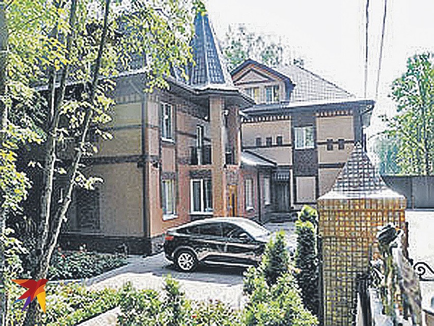 На стройку особняка Петров вывозил разнорабочих, сидевших на зарплате в его школе.