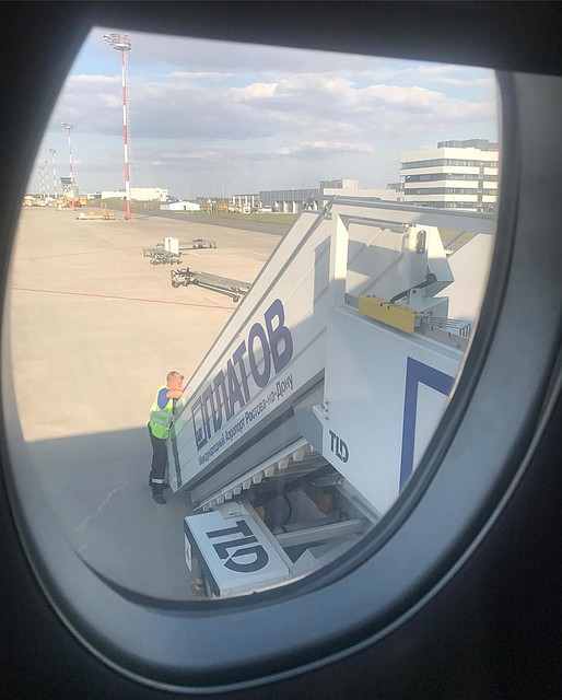 Неожиданно прервав взлет, лайнер вернулся на стоянку. Фото: Instagram певицы Светы.