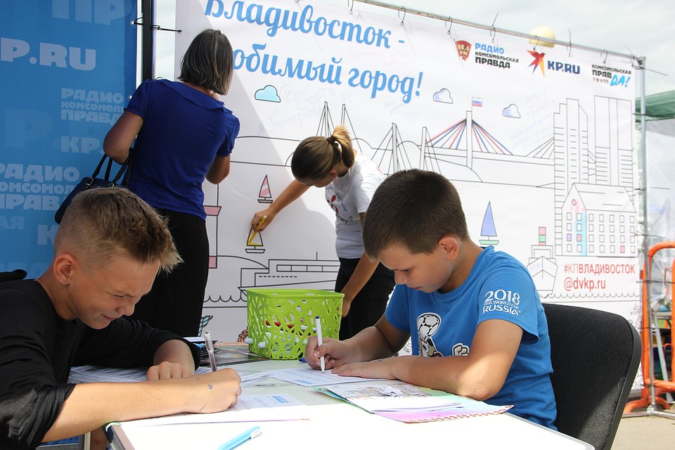 На стенде КП участники квеста примеряли на себя роль журналиста и писали заметки Фото: Сергей БАЛАНОВ