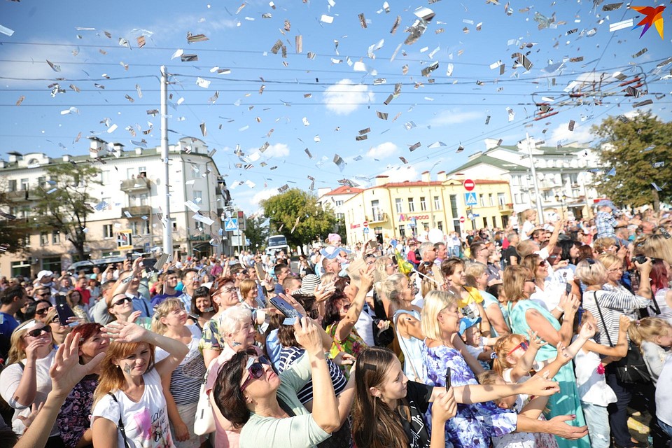 Праздник 1000-летия Бреста. Экологи были бы против конфетти, но детям нравится. Фото: Святослав ЗОРКИЙ