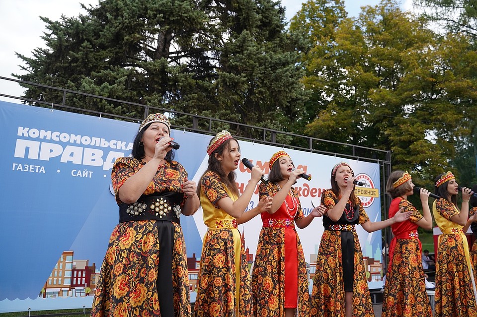 Перед гостями праздника выступали местные музыкальные коллективы Фото: Светлана МАКОВЕЕВА