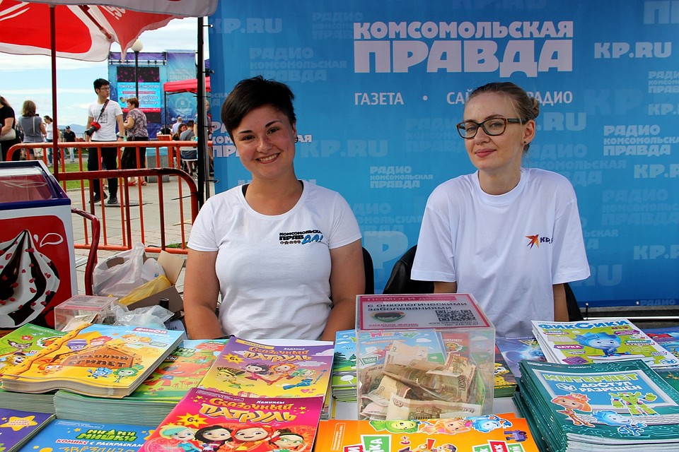 Комсомолка собирала пожертвования, предлагая взамен журналы собственного издательского дома Фото: Сергей БАЛАНОВ