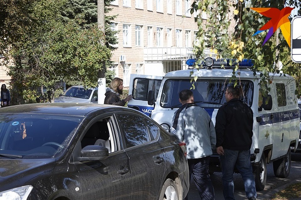 На фото Андрей Перевозчиков садится в автомобиль полиции. Фото: Сергей Грачев