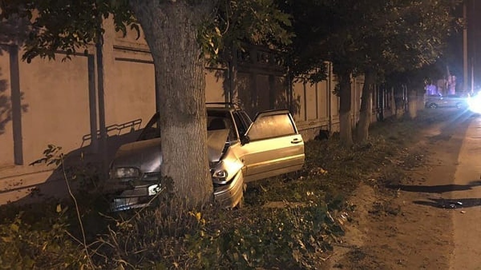 Машина, в которой находился ребенок, на большой скорости влетела в дерево