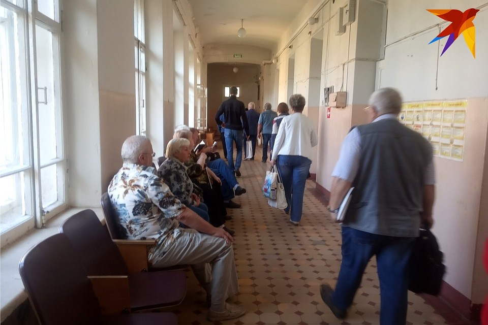 Вроде и кресла в коридоре пустые были, но просидеть в очереди к терапевту пришлось больше двух часов. Фото: Виктория ТУШКОВА