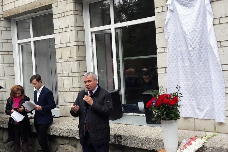 Ректор НГУ сказал речь, после чего торжественно снял ткань с барельефа. Фото: academ.info.
