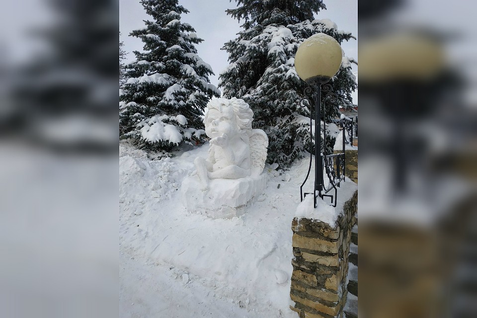 У всех возле домов стояли снеговики, а у Константина - ангелы. Фото: vk.com/id520505358