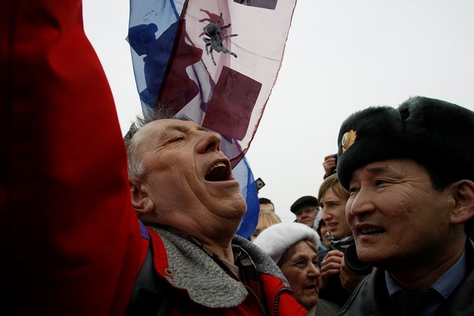 Алексей Лаврентьев и оппозиционер на митинге в 2010 году. Фото: Виктор ГУСЕЙНОВ