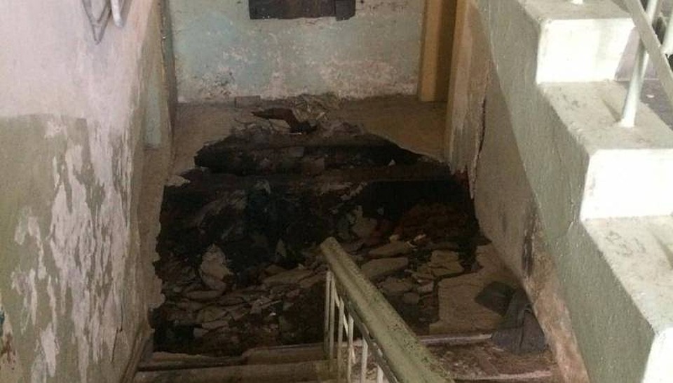 В таком состоянии находится пол первого подъезда в доме на проспекте Ленина 34.