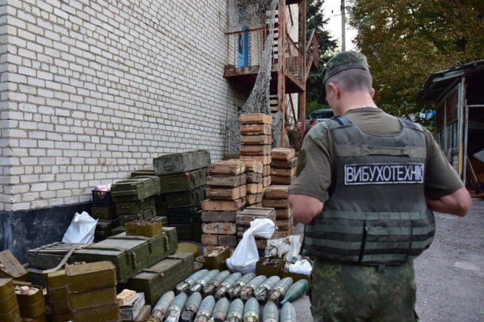 В МВД сообщили, что добровольцы сдали «остатки вооружения» весом десять тонн. Фото: Пресс-служба НПУ
