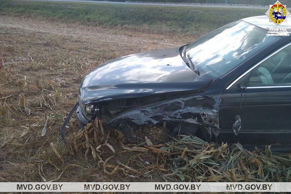 У "BMW" на скорости лопнула шина. Фото: УГАИ УВД Гомельской области.