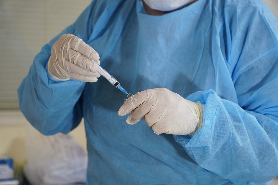 В первую очередь эпидемиологи призывают вакцинироваться ослабленных людей Фото: Алексей БУЛАТОВ