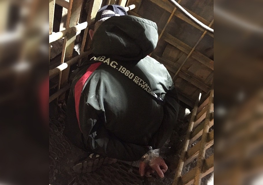 Приезда полиции мужчина дожидался в шиномонтажке. Фото: предоставлено Денисом Матруничем