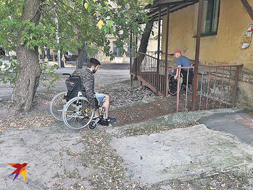 Точка № 1: скатываешься по пандусу из дома Виталия - и колеса проваливаются в яму. Фото: Личный архив Романа ГОЛОВАНОВА