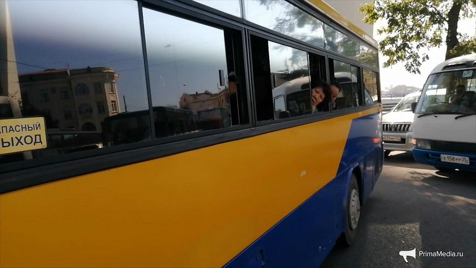 Китайские туристы испуганно наблюдали за разборкой из окон. Фото: PrimaMedia