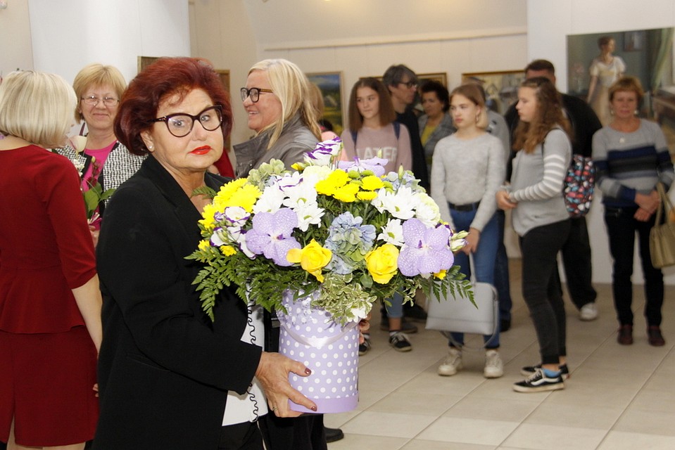 Поздравить художника с юбилеем и открытием выставки пришла мэр Кохтла-Ярве Людмила Янченко