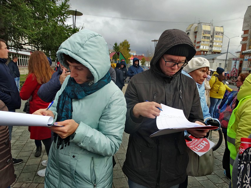 Параллельно шел сбор подписей Фото: Дарья ЮДИНА
