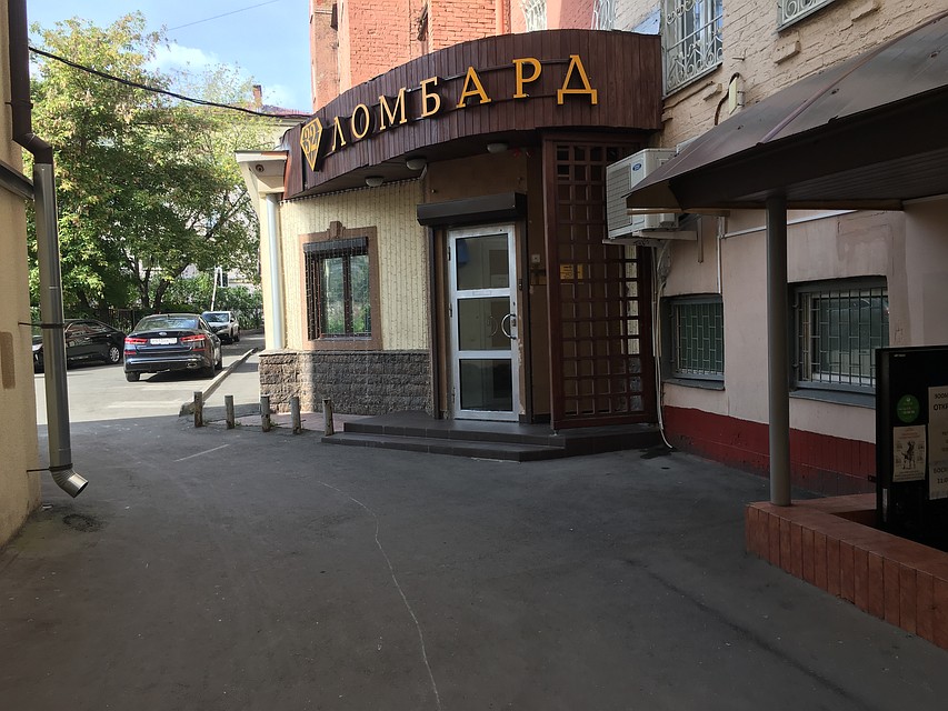 Несмотря на потертый вид, у таких контор обычно пафосные, а то и детские названия: «Золотая жила», «Остров сокровищ», «Серебряный сундучок», «Сказка», «Фунтик», «Червонец» и другие. Фото: Павел КЛОКОВ