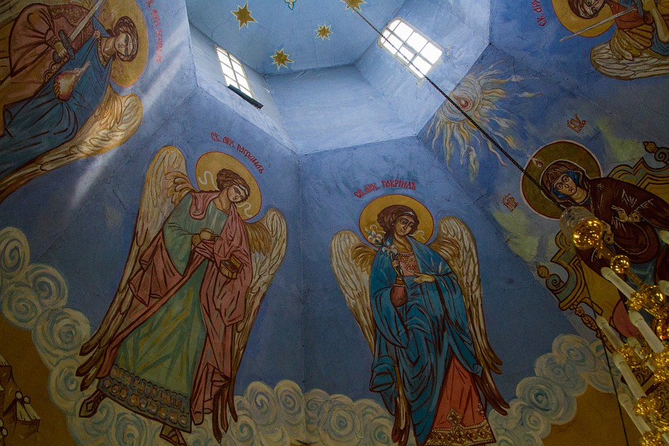 Своды расписаны цветной глиной 16 оттенков.