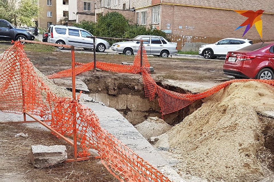 Яму огродили только частично, но когда будут засыпать, неизвестно.