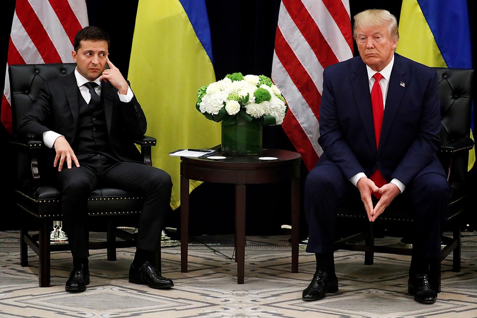 Поза Трампа не меняется. Обратите внимание на опущенные глаза и уголки губ