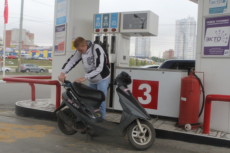 ...на скутере будет дешевле Фото: Валерий ЗВОНАРЕВ