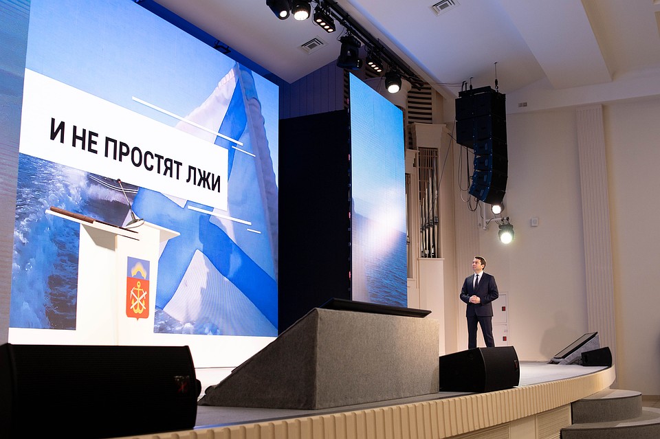 Эмоциональный ролик стал завершением торжественной церемонии вступления в должность. Фото: Антон ЗАБИРОВ