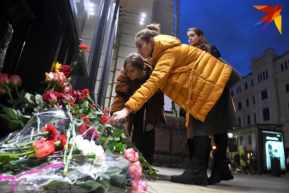 К театру "Ленком" москвичи несут цветы. Фото: Михаил ФРОЛОВ