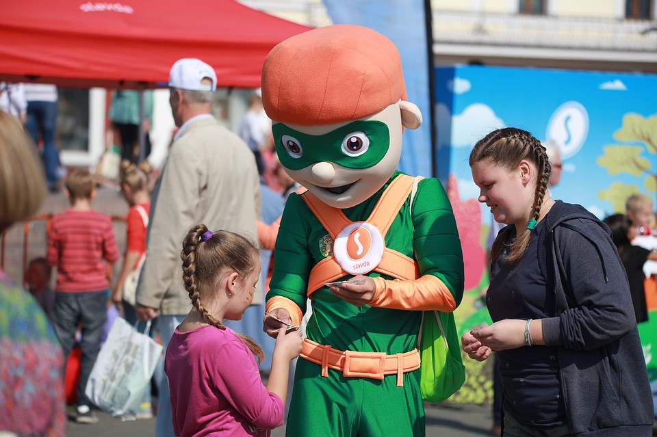 Герой по имени SuperKid развлекал детей на площади Фото: Вадим ПОПОВ